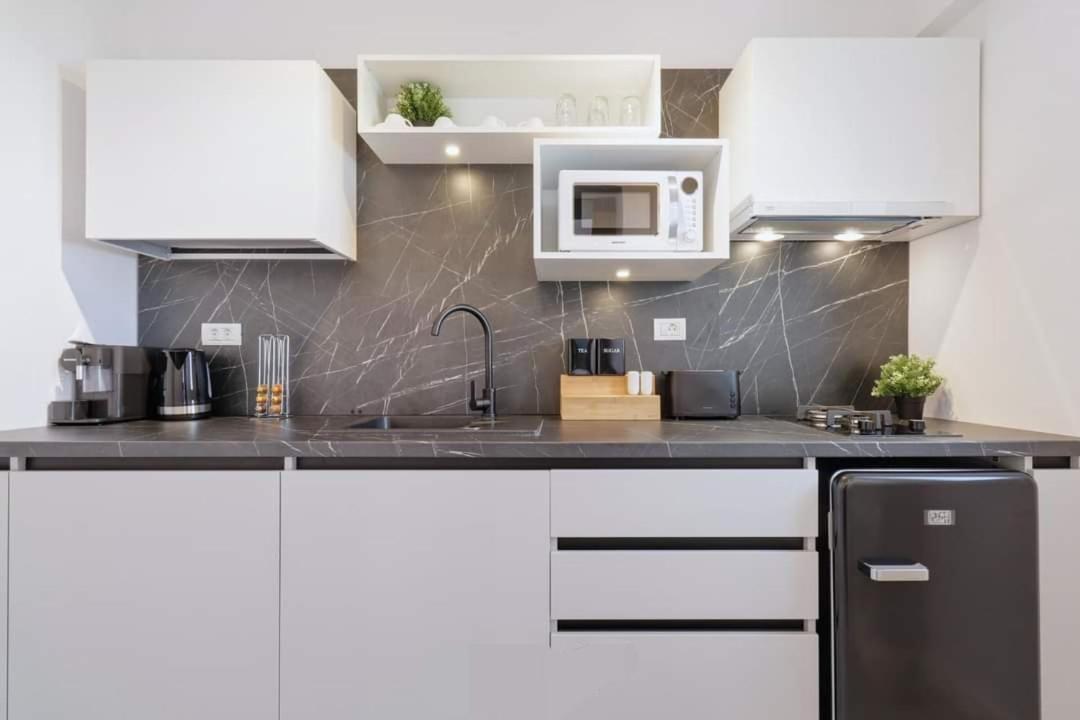 Government Deluxe Studio By Magic Apartments Букурещ Екстериор снимка